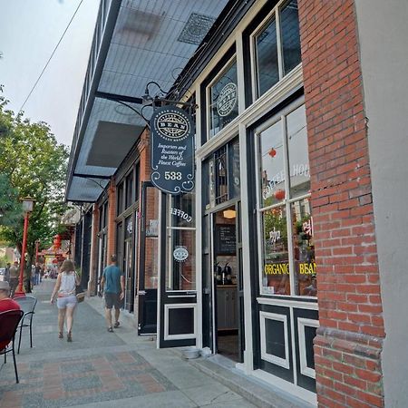 Gorgeous Old Town Condo With Patio And Parking! Victoria Exterior foto
